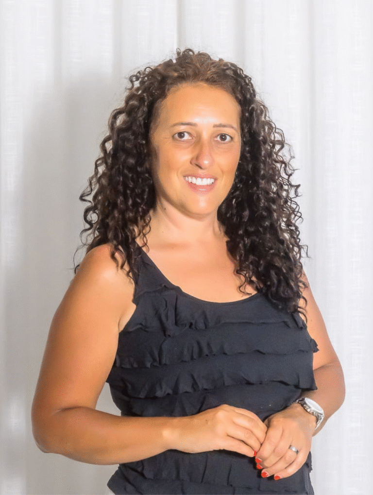 Márcia Gomes  Demonstração ao vivo de tricologia:  cabelos e barba