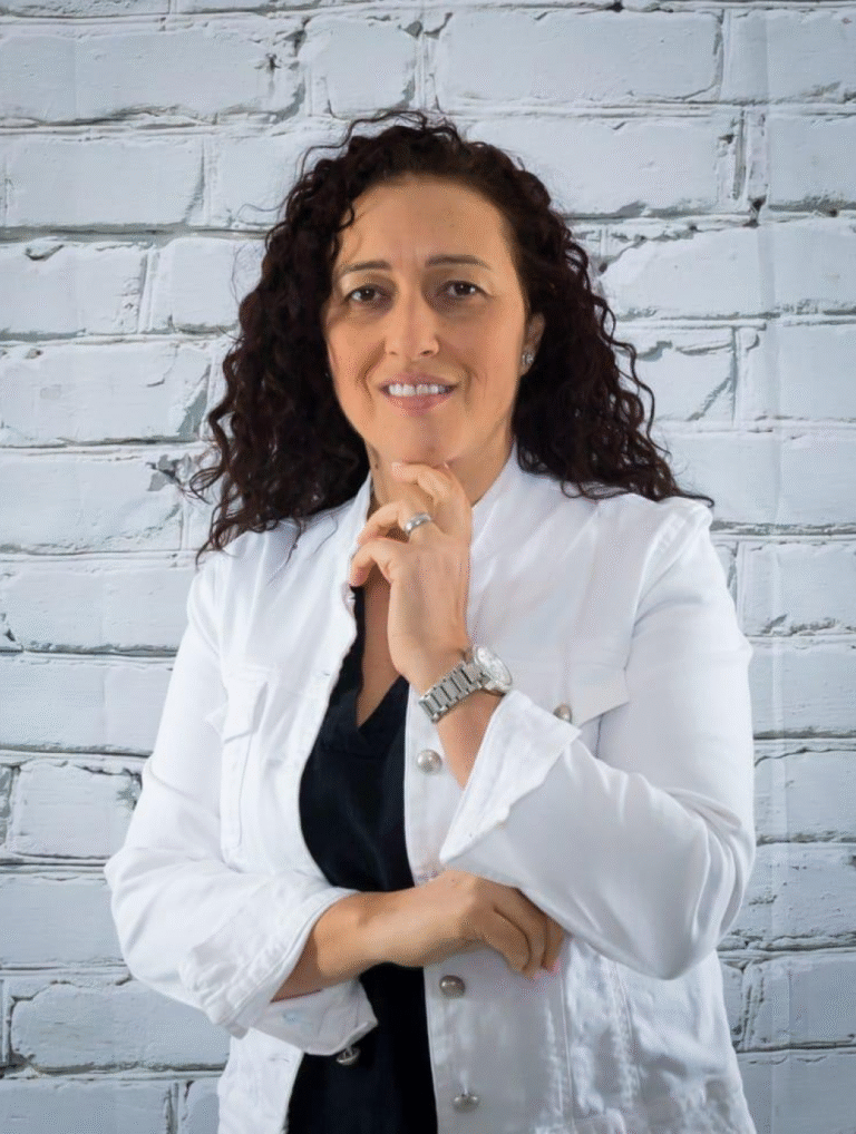 Márcia Gomes  Demonstração ao vivo de tricologia:  cabelos e barba
